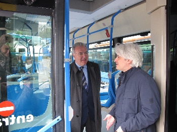 Il presidente Pastacci e il sindaco Sodano sui nuovi autobus