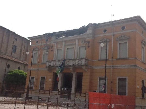La facciata del Municipio di Moglia così come si presentava il 2 giugno 2012