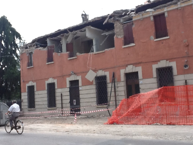 Moglia, 2 giugno 2012, molti gli edifici dichiarati inagibili