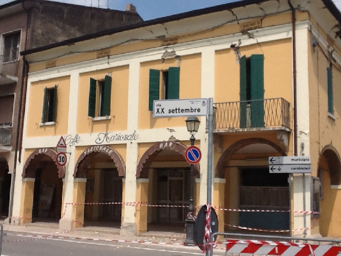 Moglia, 2 giugno 2012, un bar nei pressi del centro del paese evidenti le lesioni provocate dal terremoto