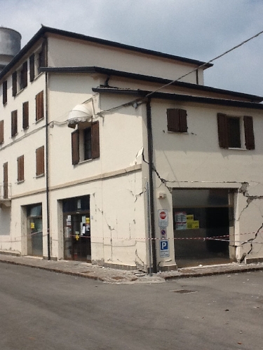 Moglia, 2 giugno 2012: altri esercizi commerciali del paese lesionati e inagibili per il sisma