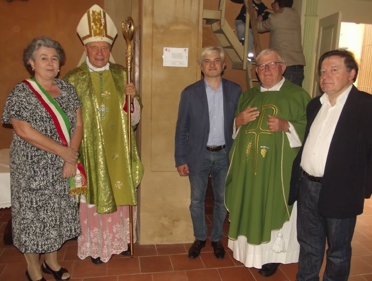Il sindaco di Schivenoglia con il Vescovo Busti, il presidente della Provincia Pastacci, il parroco e il consigliere di Fondazione Cariplo Anghinoni