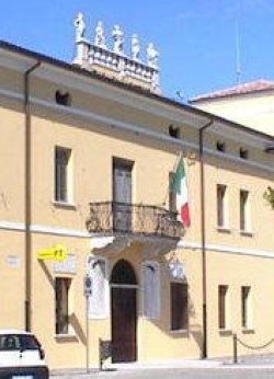 Palazzo Cavriani di Felonica come era prima del sisma del 2012 (foto da Gazzetta di Mantova)