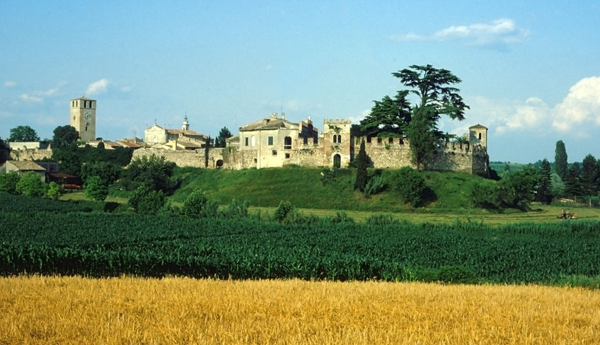 Vista borgo di Castellaro Lagusello - foto Provincia di Mantova