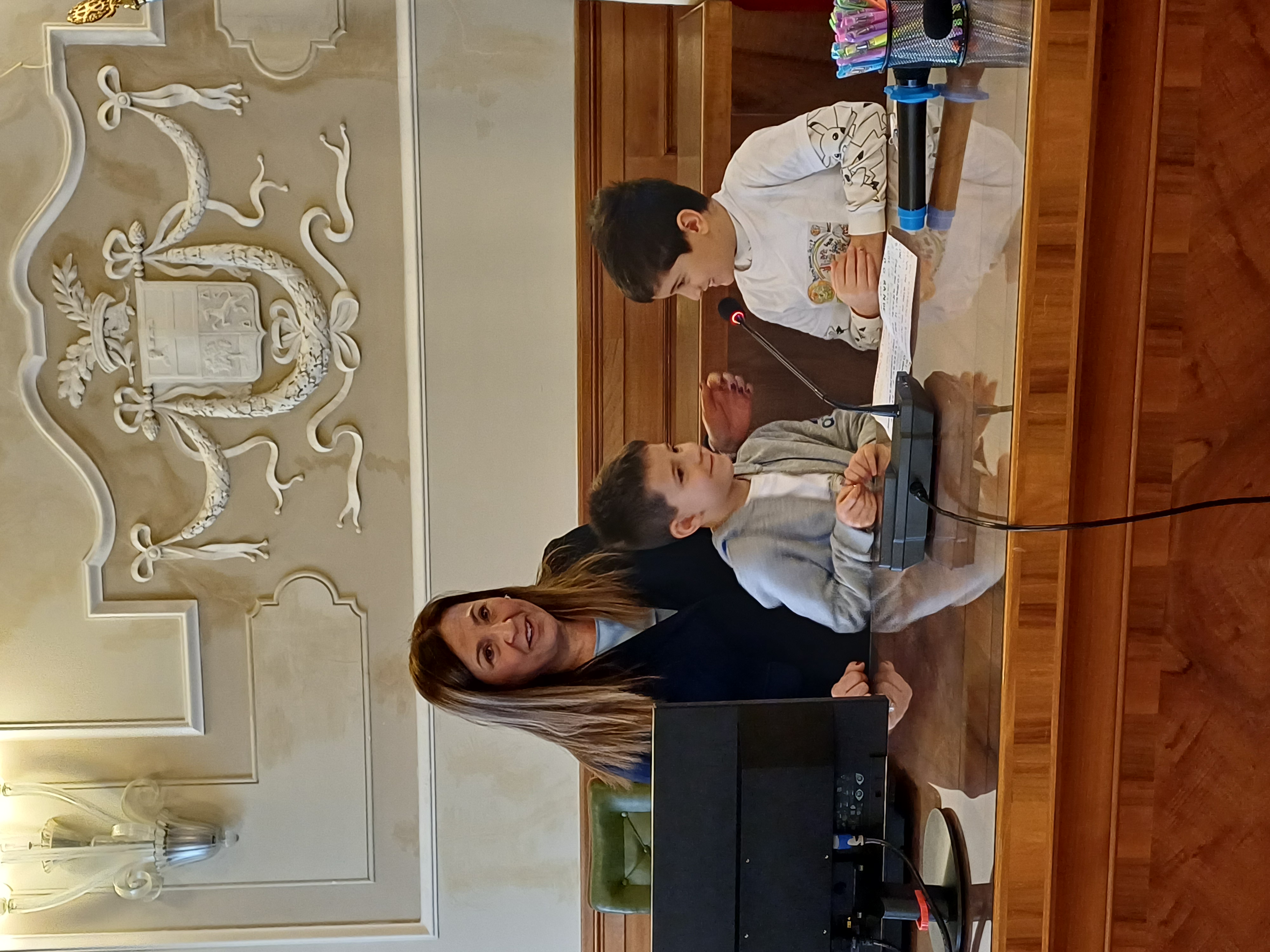 Il segretario generale della Provincia con due bambini dell'Istituto comprenviso di Castellucchio.jpg