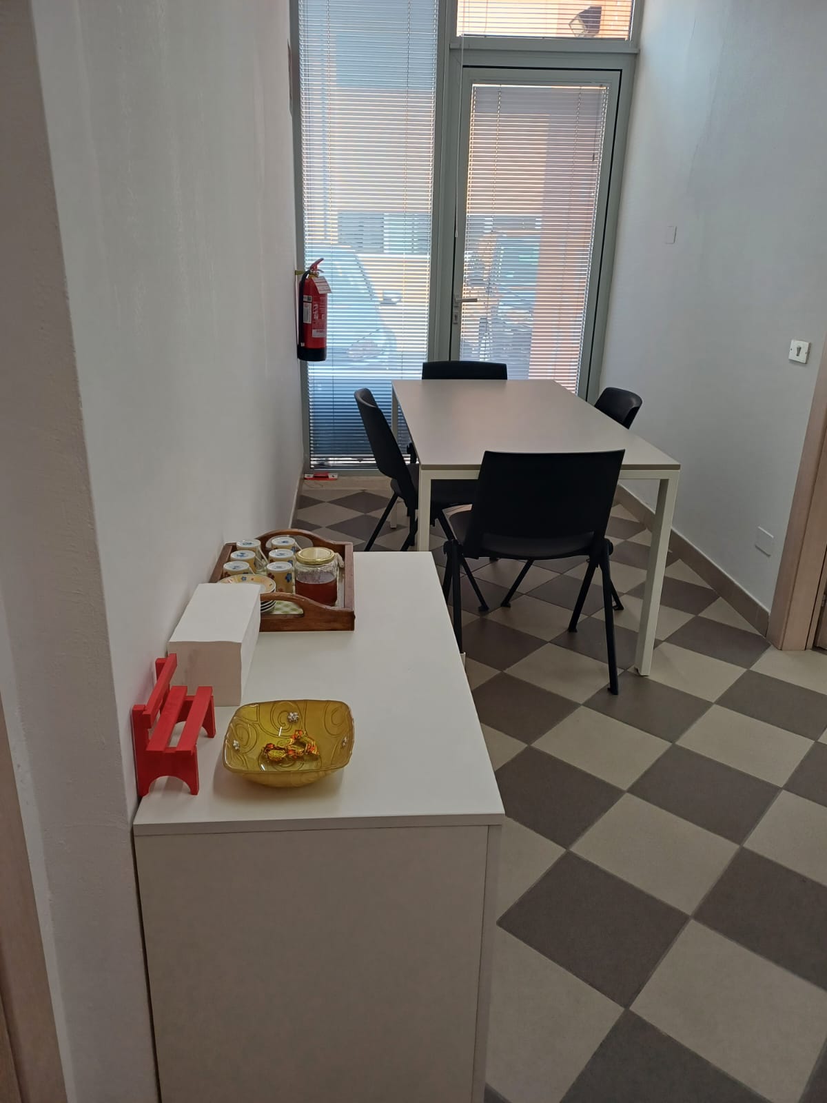 Sala ristoro tavolo.jpeg
