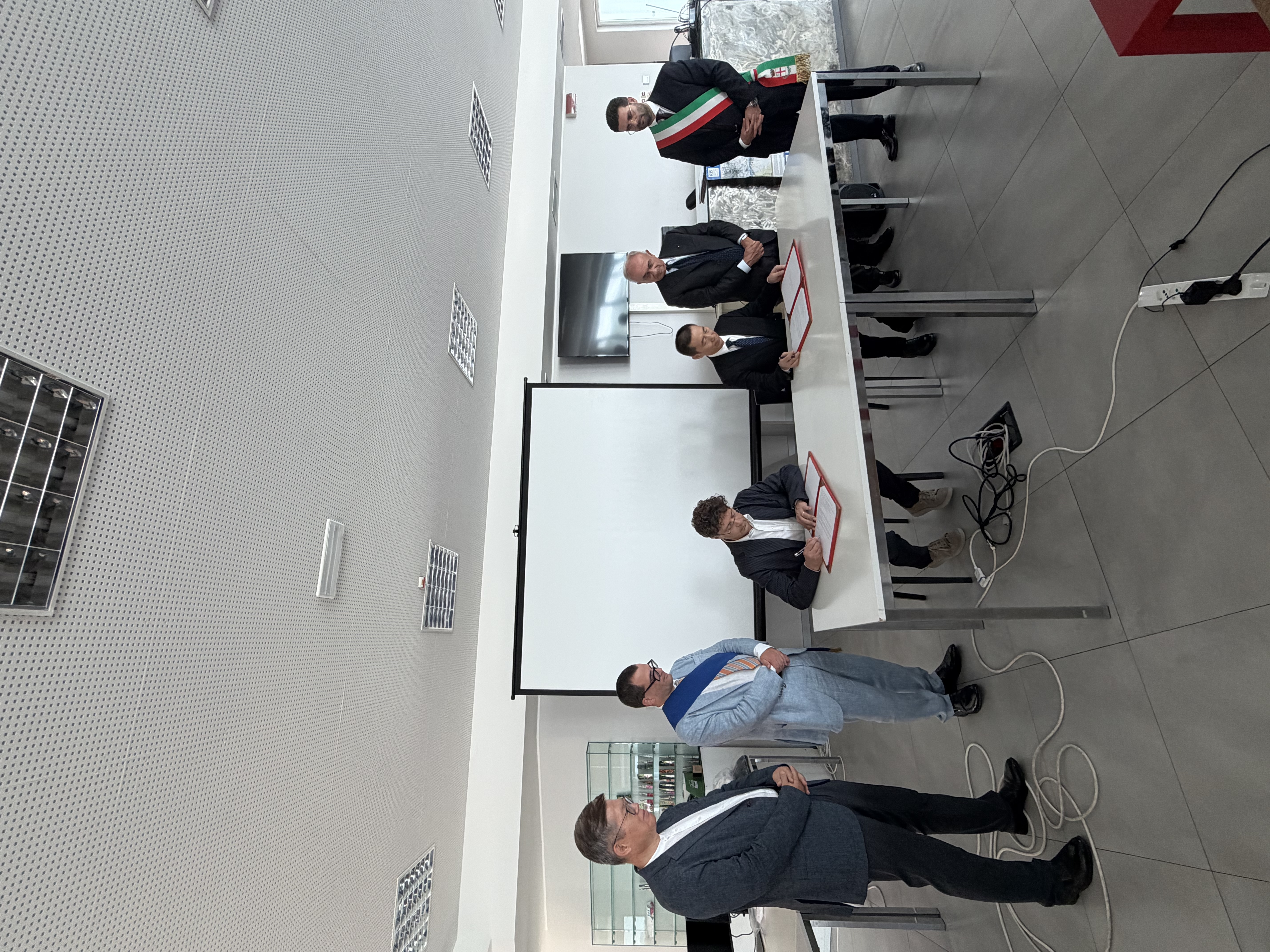 Firma dell'accordo tra Hynaut Group e Gabbiano S.p.A., rappresentate da Zhao Hui, Vice Presidente di Haishi Hainuo Group e dall'amministratore delegato Andrea Dodi.jpeg