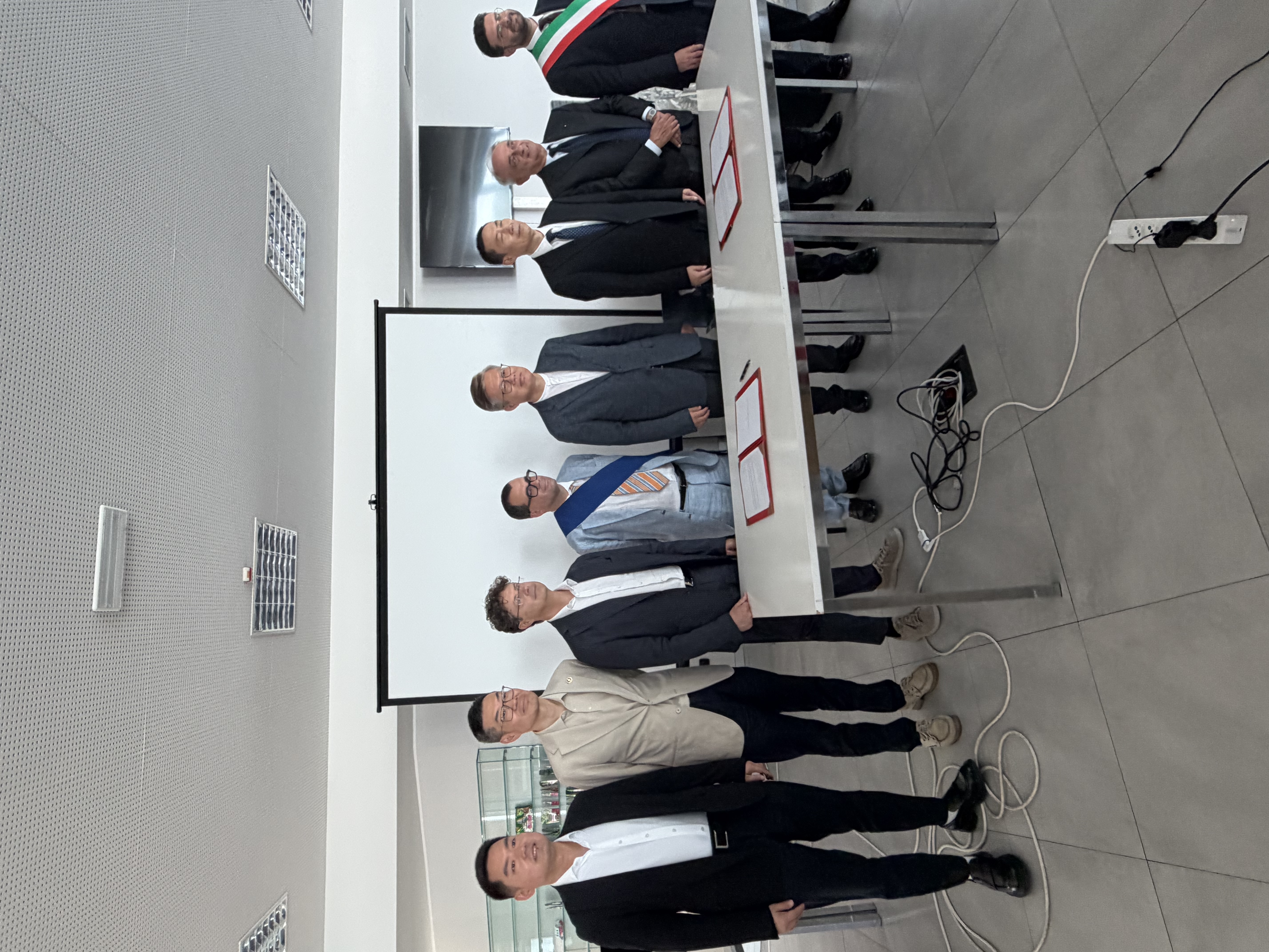 Il console e la delgazione cinese a Valdaro con il Presidente della Provincia Bottani e il Sindaco Murari  .jpeg