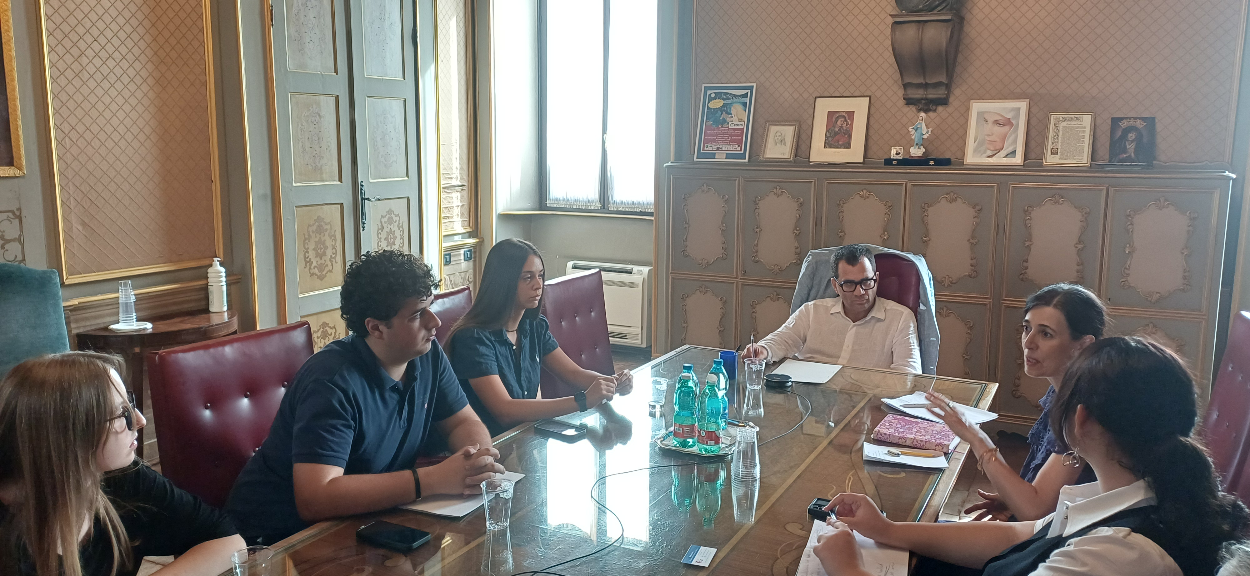 Il presidente della Provincia Bottani con i componenti della consulta.jpg